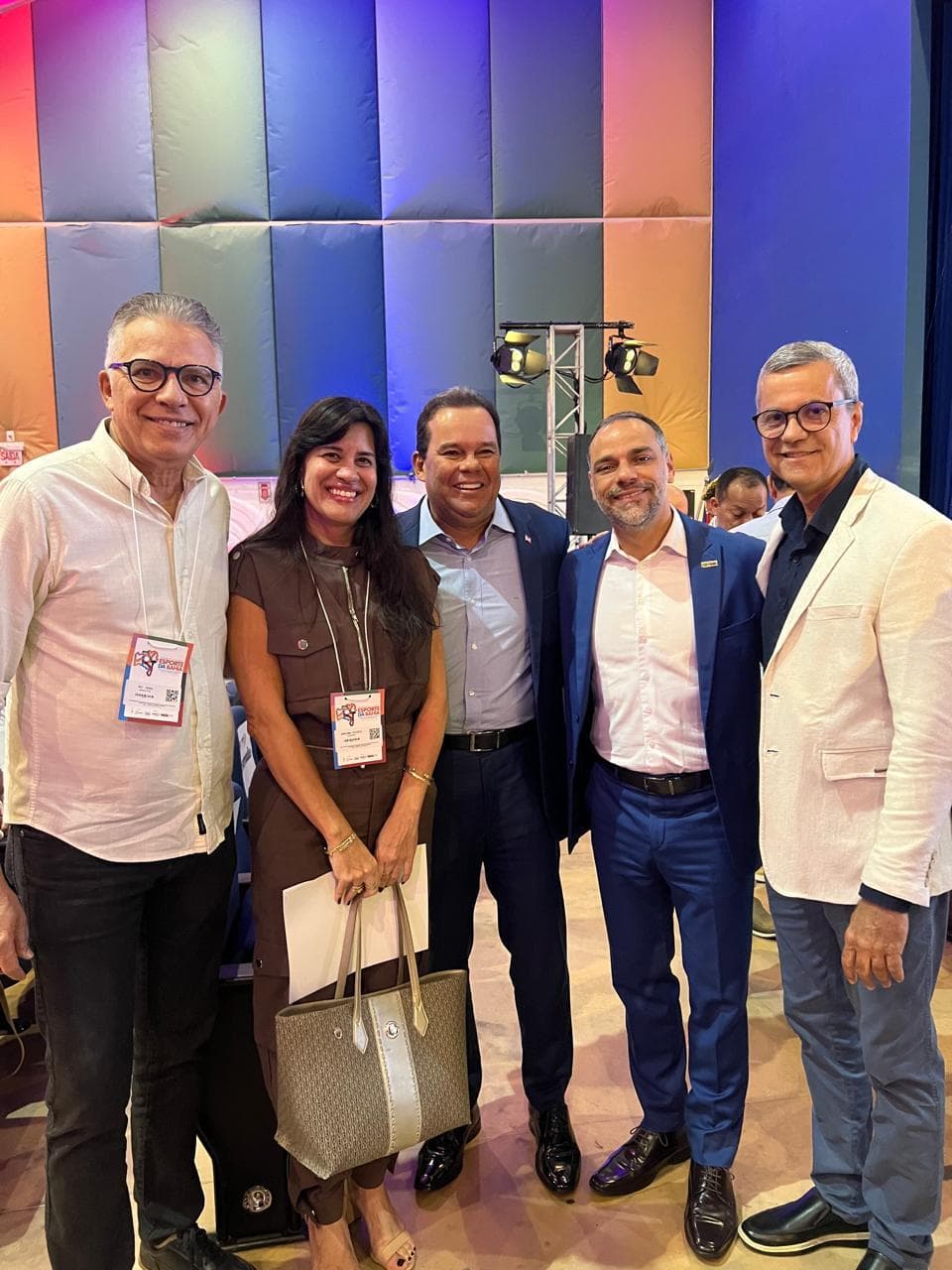 Autoridades e participantes reunidos em atividade institucional