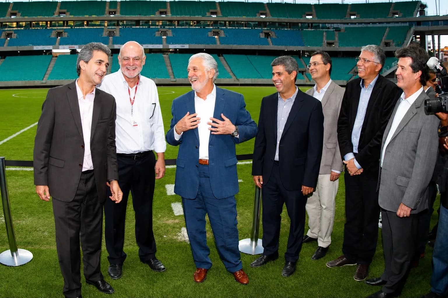 Professor Ney Campello com autoridades no gramado da Arena Fonte Nova