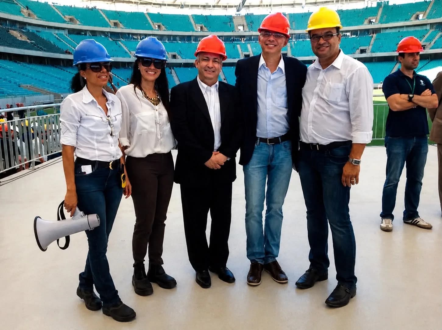 Visita técnica às obras da Arena Fonte Nova, com participantes de capacete