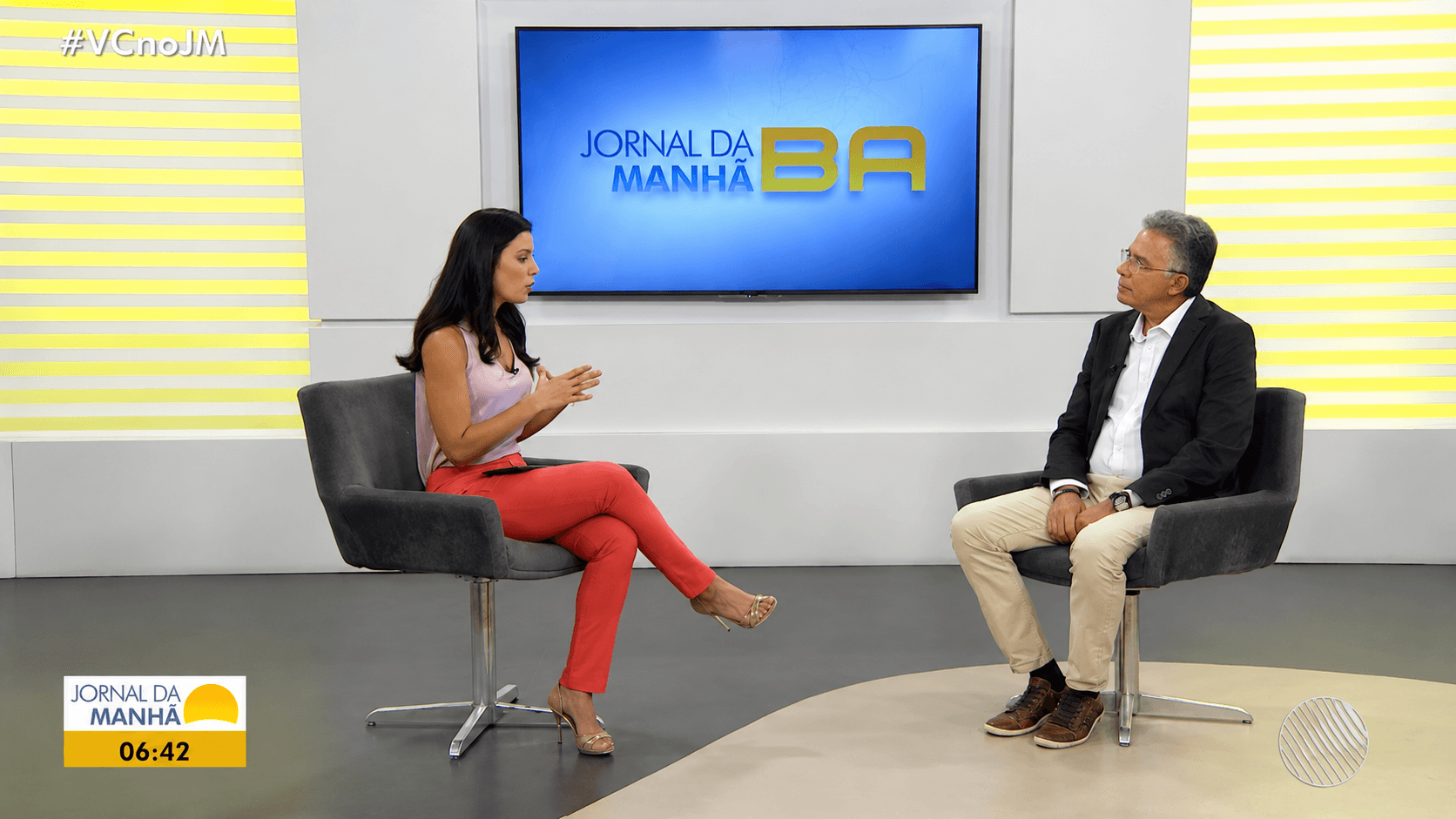 Professor Ney Campello em entrevista ao Jornal da Manhã, em estúdio de televisão