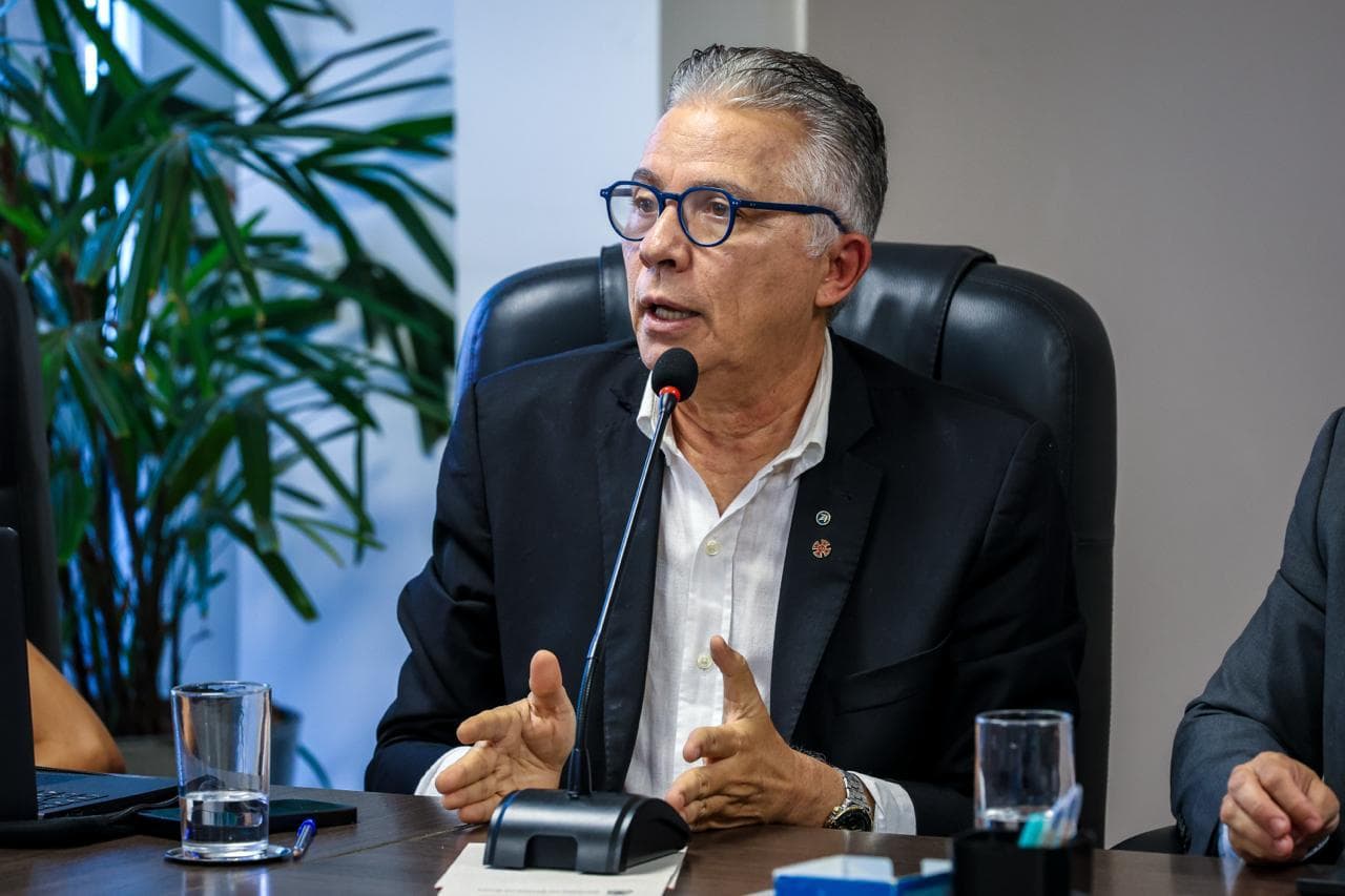 Ney Jorge Campello falando ao microfone em reunião institucional