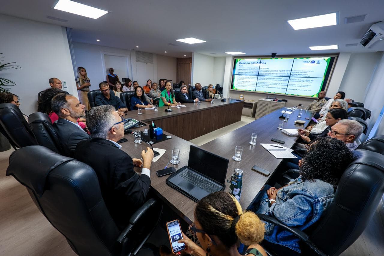 Professor Ney Campello participando de reunião institucional ampliada