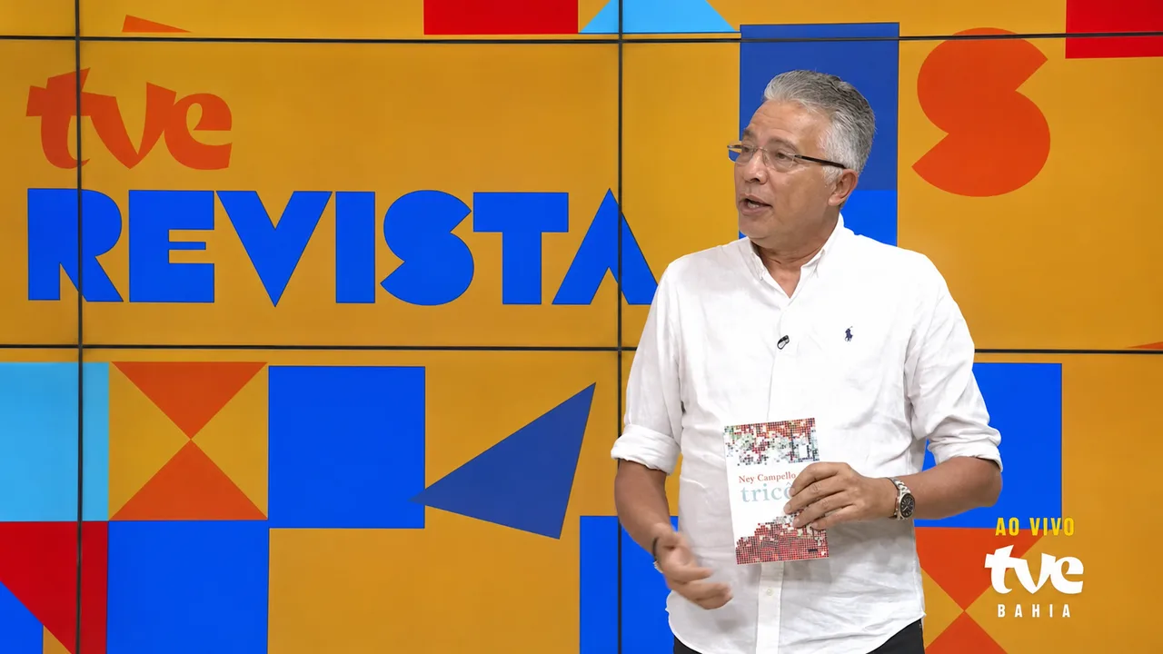 Professor Ney Campello no programa TVE Revista apresentando seu livro de poesias Tricô
