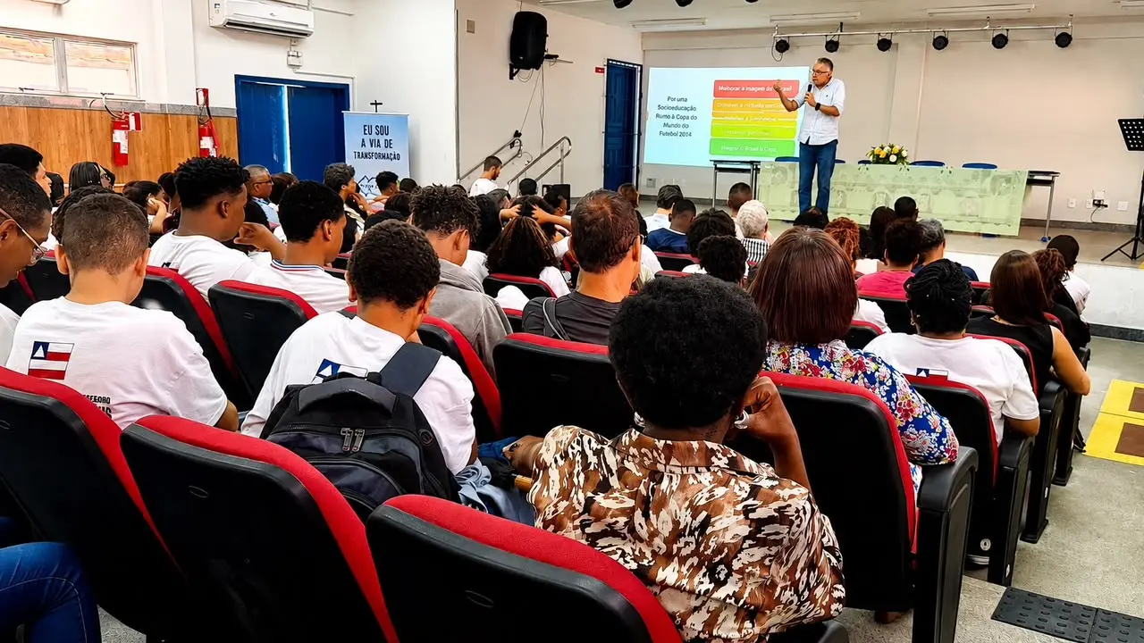 Participantes acompanham uma apresentação durante uma das atividades do projeto na Bahia.