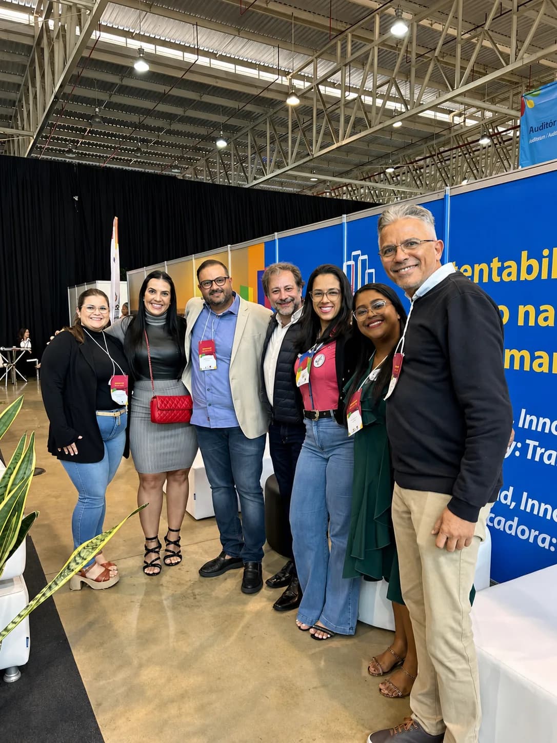 Grupo de participantes reunido em congresso das redes de Cidades Educadoras