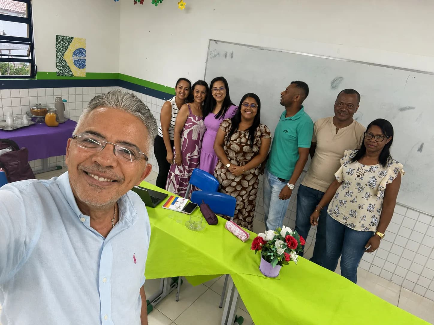 Registro com educadores em sala de aula durante o trabalho de mobilização