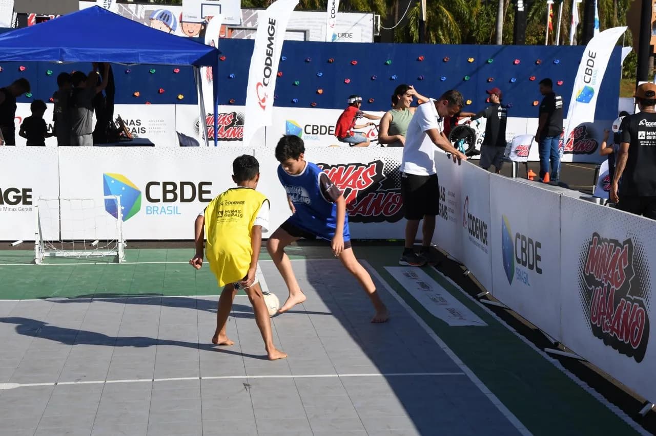 Jovens participam de atividade esportiva em uma etapa do Minas Urbano