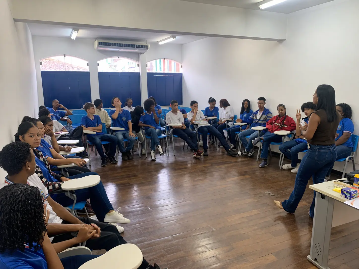 Estudantes participam de uma atividade formativa em sala.
