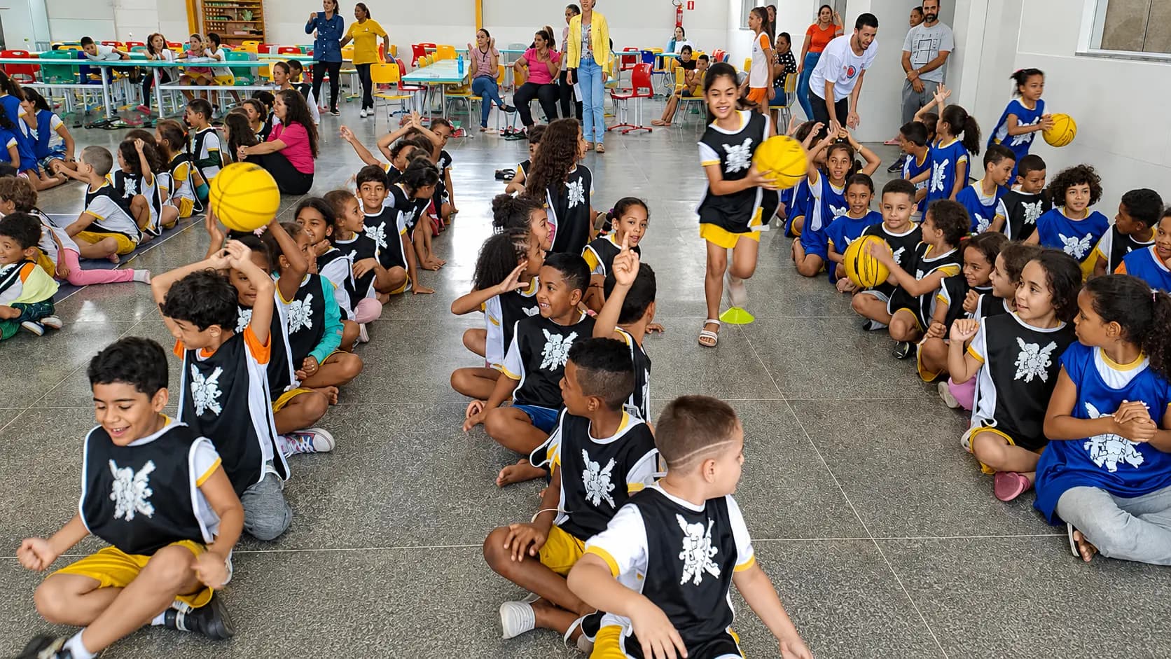 Estudantes participam coletivamente de atividade esportiva