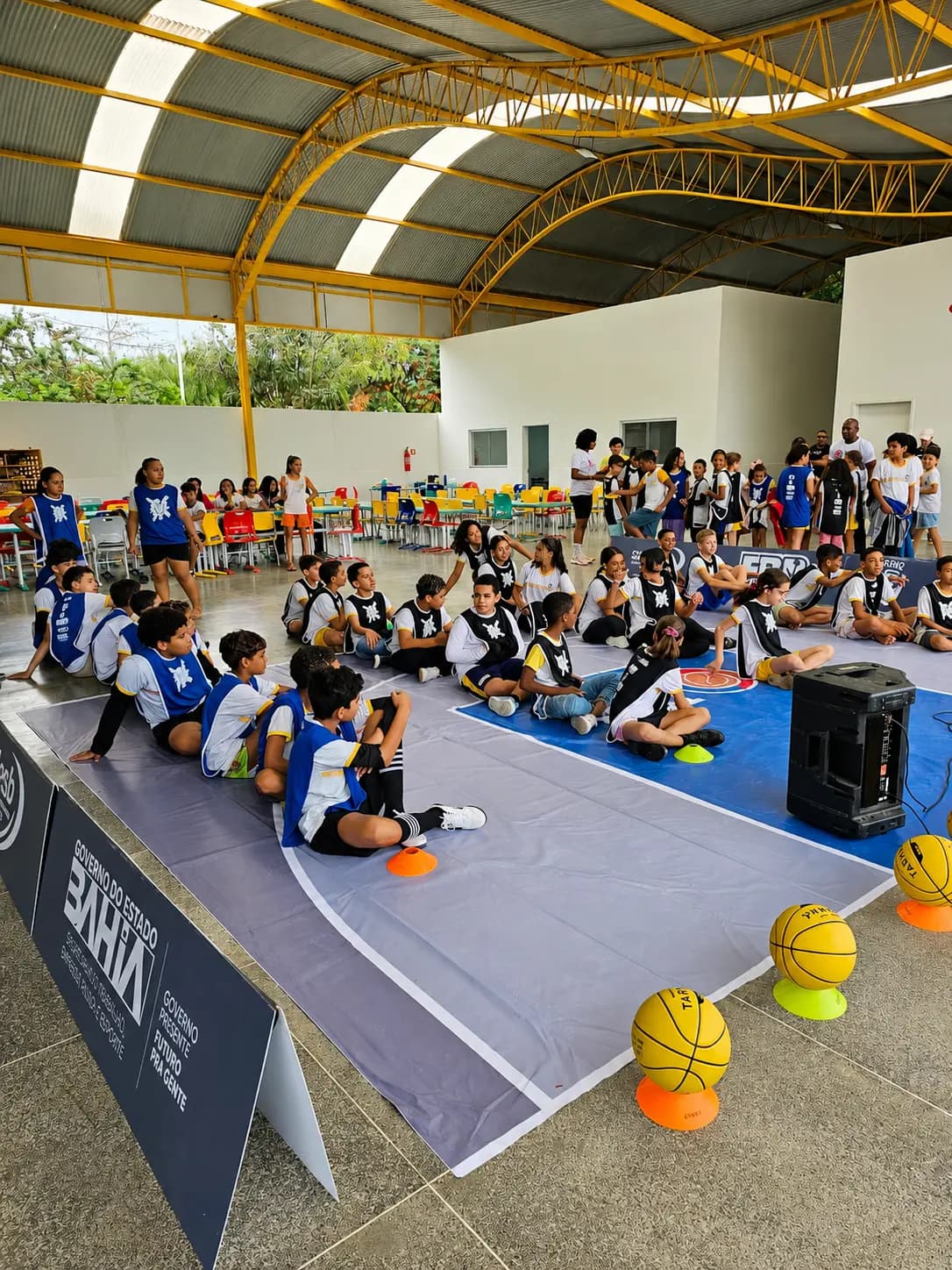 Estudantes recebem orientação antes das atividades esportivas
