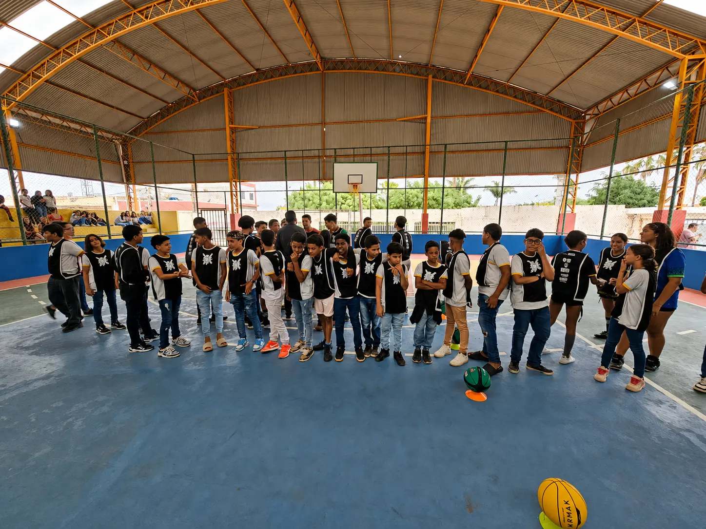 Grupo de estudantes reunido na quadra durante o Tour Bahia