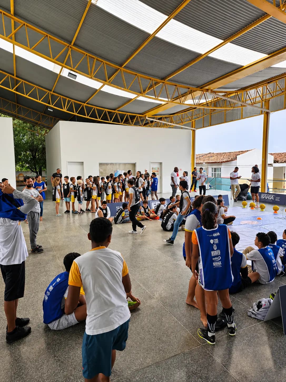 Estudantes reunidos para as atividades do Tour Bahia