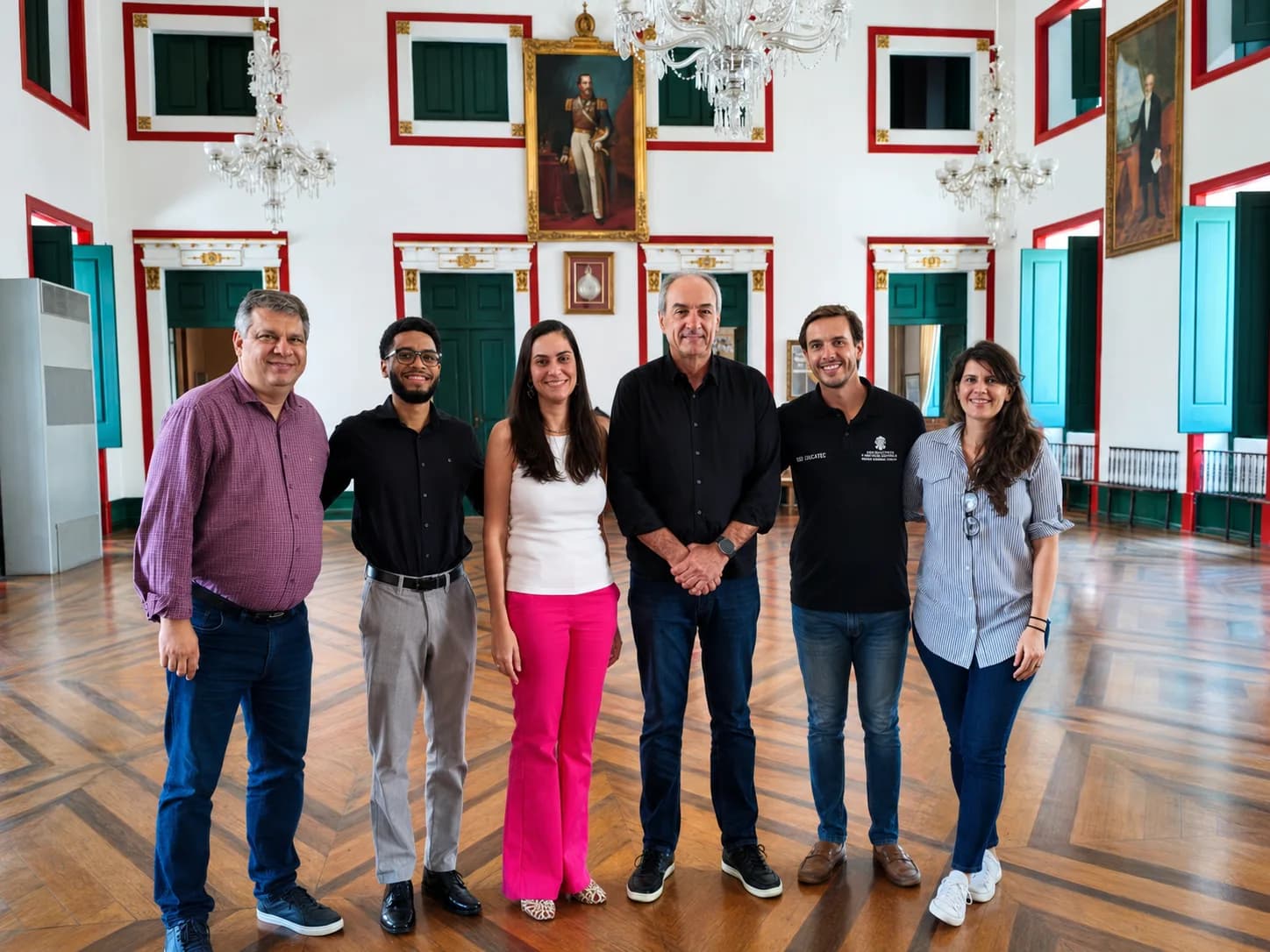 Grupo reunido no salão histórico da Associação Comercial da Bahia