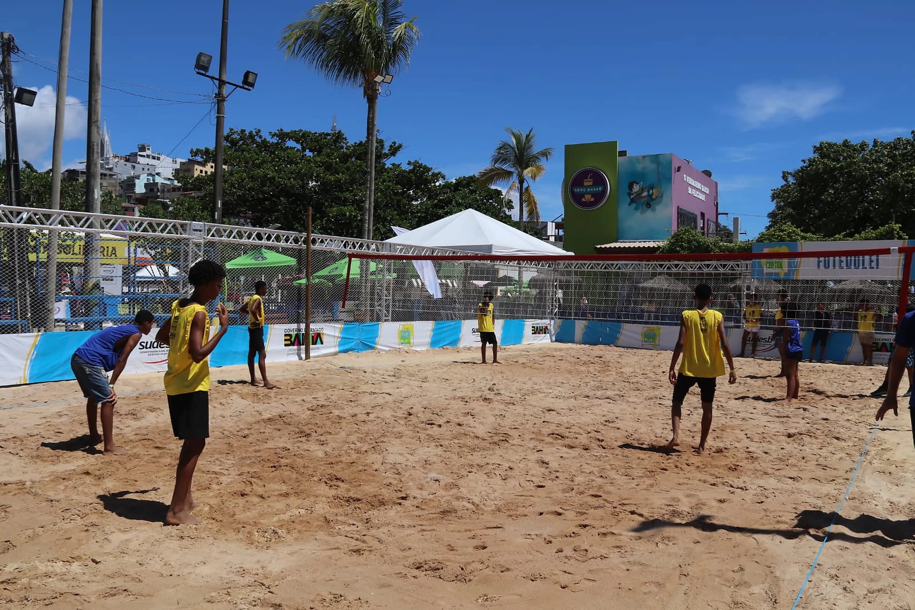 Jovens jogando futevôlei na arena de praia do II Verão Costa a Costa