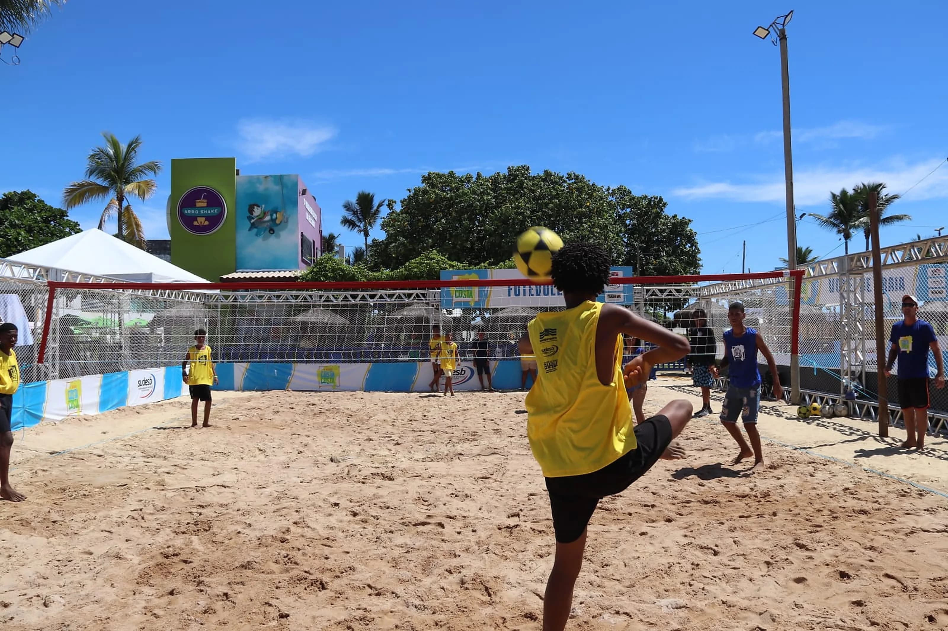 Atleta em ação durante disputa de futevôlei no II Verão Costa a Costa