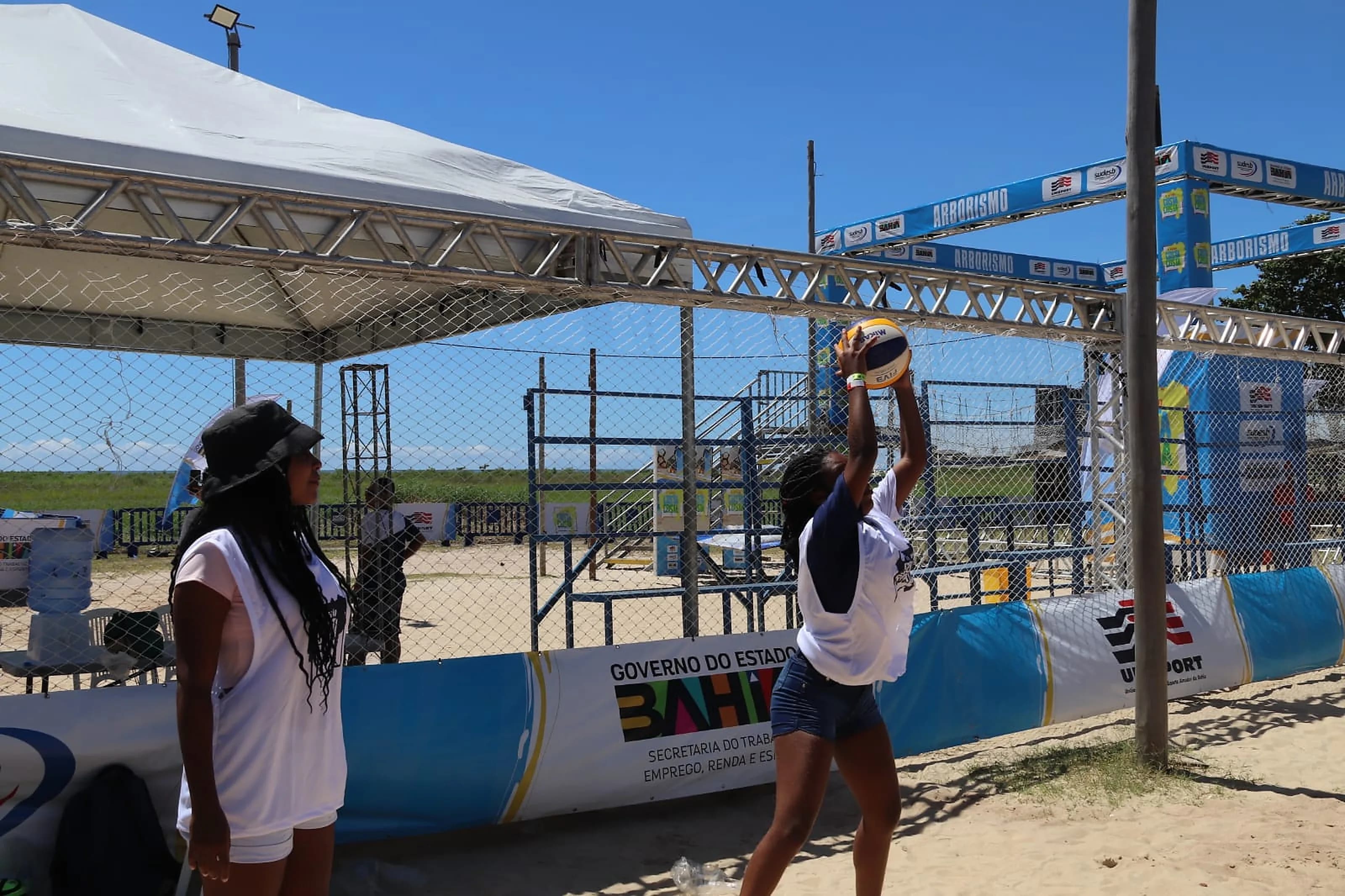 Jovens participando de atividade de vôlei na arena do II Verão Costa a Costa