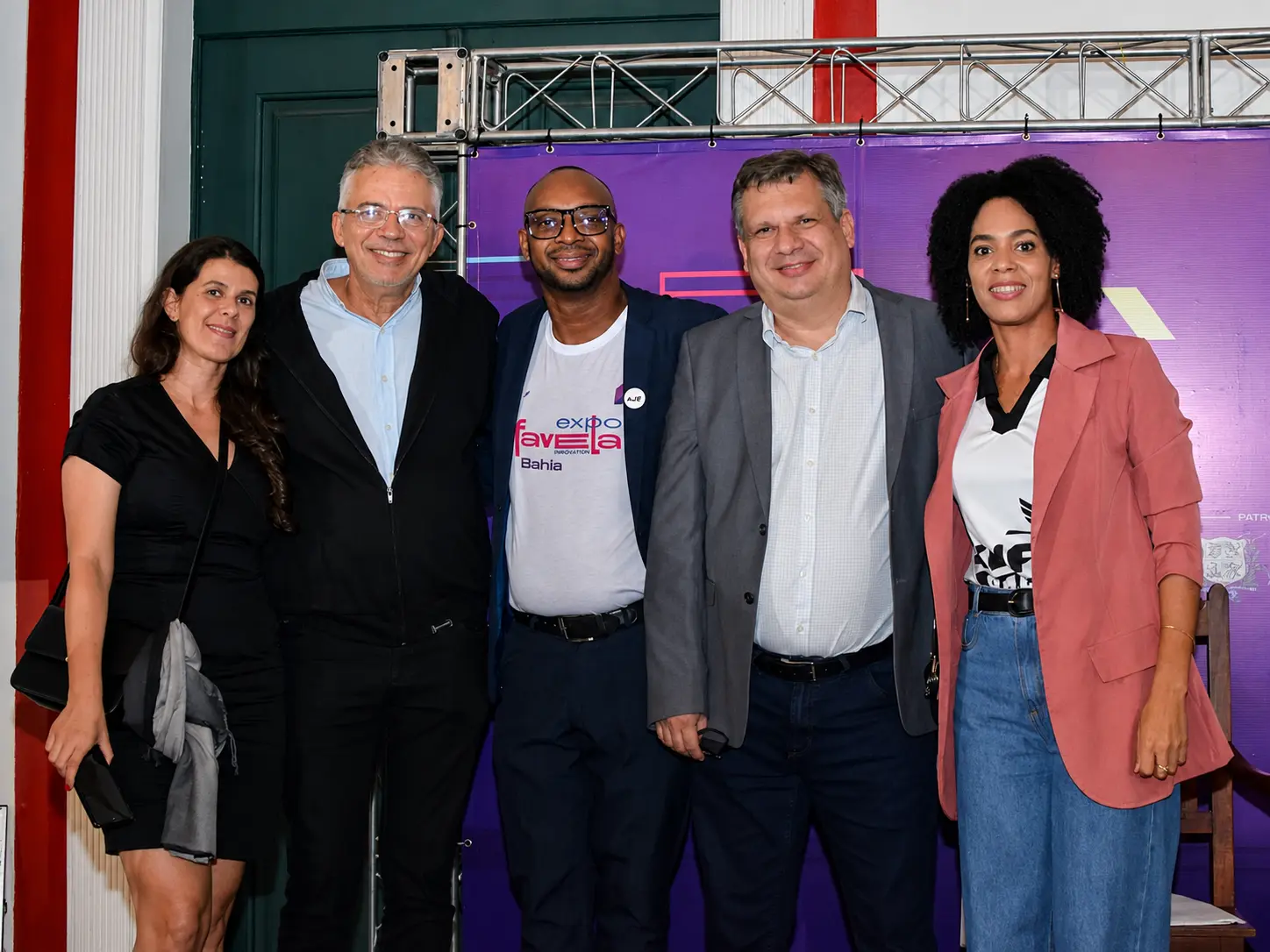 Grupo reunido em evento profissional