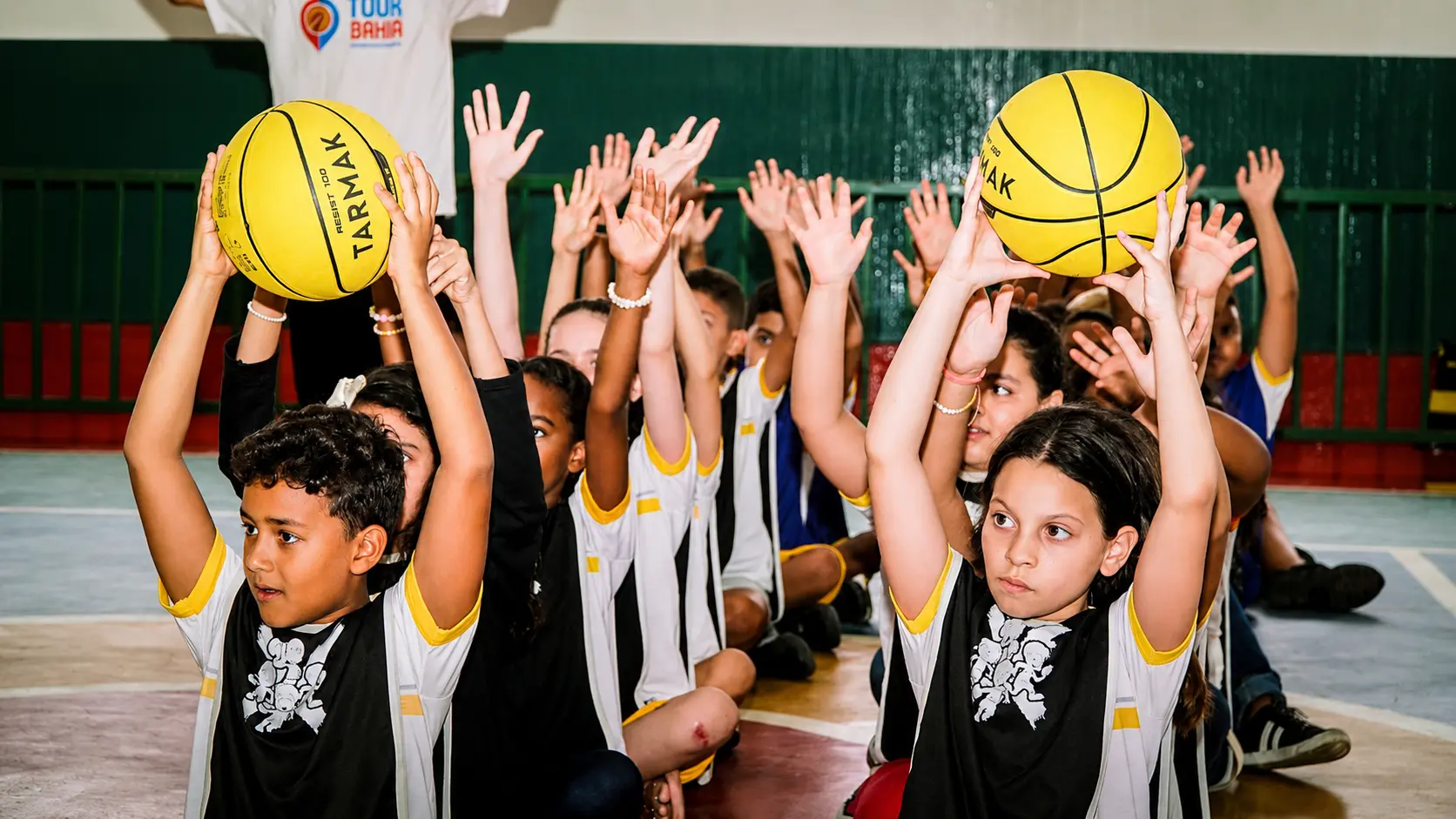 Estudantes participando de atividade esportiva e educacional